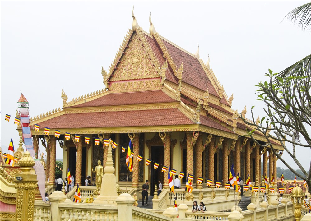 Ngôi chánh điện uy nghi