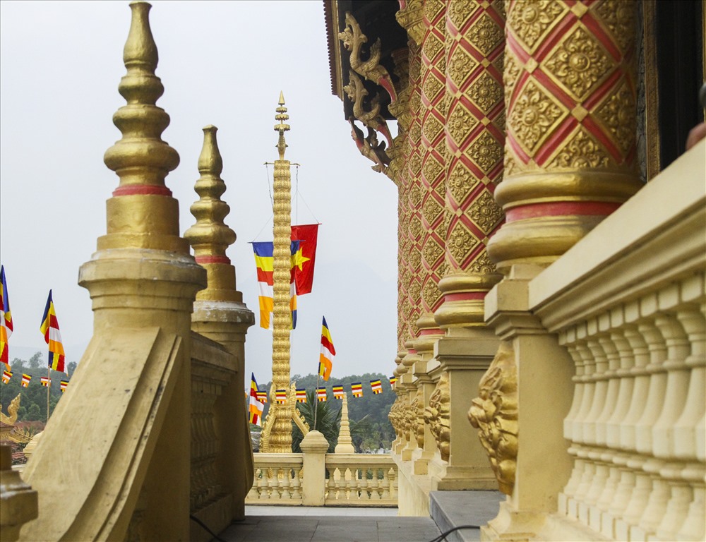 Các bức tường và cột kèo được trang trí tinh xảo