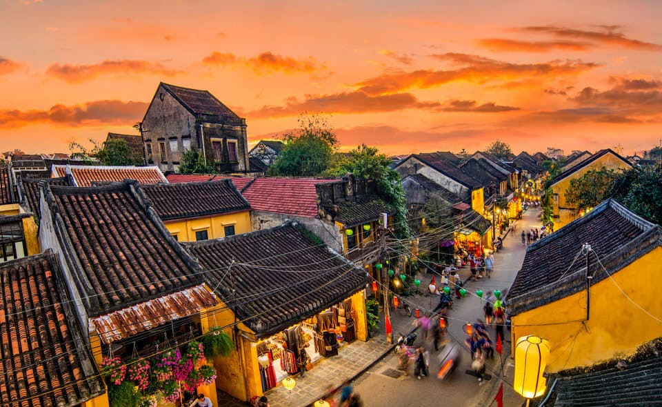 Khung cảnh phố cổ vào ban đêm