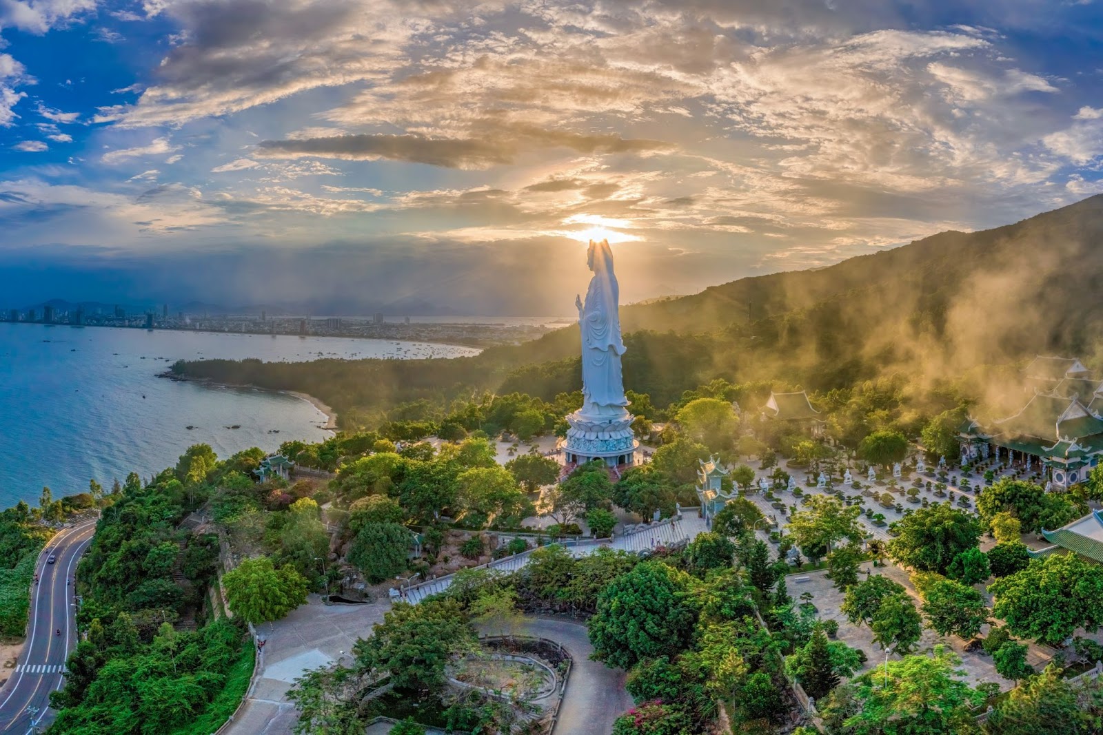 Thiên Nhiên Từ Chùa Linh Ứng